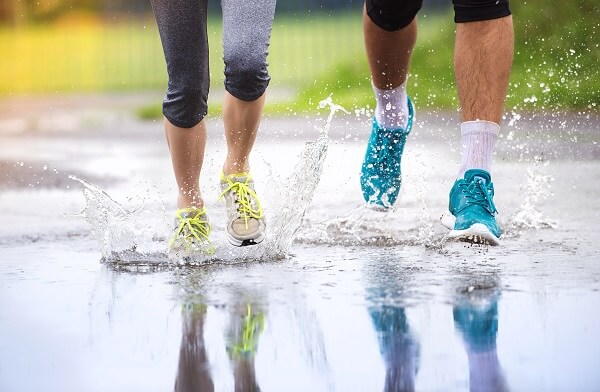 couple staying healthy by running together